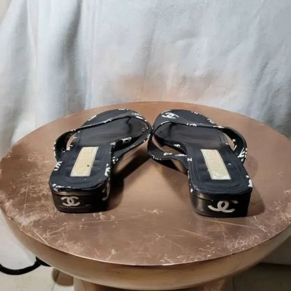 Chanel Black&White CC Logo
Women's Flip Flops/Sandals (Size 8) - Picture 3 of 4